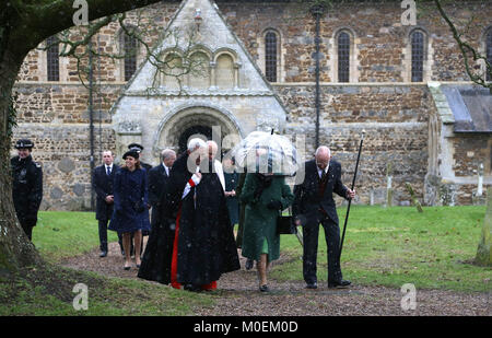 Schloss Steigende, Norfolk, Großbritannien. 21 Jan, 2018. Königin Elizabeth II., hält auf Ihrem Schirm, wie sie fallenden Schnee braves nach dem Besuch der St. Laurentius Kirche Sonntag Morgen, im Castle Rising, Norfolk, Großbritannien. 21.01.2018 Quelle: Paul Marriott/Alamy leben Nachrichten Stockfoto