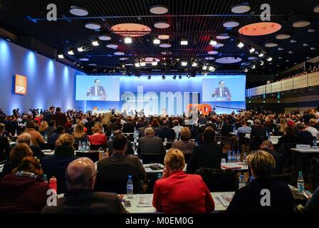 Bonn, Deutschland. 21 Jan, 2018. Foto auf Jan. 21, 2018 zeigt eine Ansicht eines speziellen Kongress der Sozialdemokratischen Partei Deutschlands (SPD) in Bonn. Delegierte aus Deutschlands Mitte-links-sozialdemokratischen Partei am Sonntag zugunsten der formellen Koalitionsverhandlungen mit Bundeskanzlerin Angela Merkel gestimmt - LED-konservativen Union. Credit: Yuan Shuai/Xinhua/Alamy leben Nachrichten Stockfoto