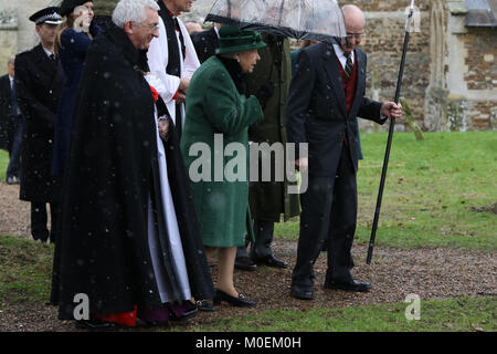 Schloss Steigende, Norfolk, Großbritannien. 21 Jan, 2018. Als Königin Elizabeth II. in die falsche Richtung auf dem Weg zu ihrem Auto, Prinz Philip, Herzog von Edinburgh. Königin Elizabeth II. und Prinz Philip, Herzog von Edinburgh, die Teilnahme an der St. Laurentius Kirche Sonntag Morgen, im Castle Rising, Norfolk, Großbritannien. 21.01.2018 Quelle: Paul Marriott/Alamy leben Nachrichten Stockfoto