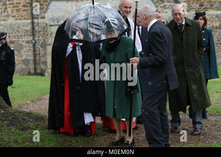 Schloss Steigende, Norfolk, Großbritannien. 21 Jan, 2018. Als Königin Elizabeth II. in die falsche Richtung auf dem Weg zu ihrem Auto, Prinz Philip, Herzog von Edinburgh. Königin Elizabeth II. und Prinz Philip, Herzog von Edinburgh, die Teilnahme an der St. Laurentius Kirche Sonntag Morgen, im Castle Rising, Norfolk, Großbritannien. 21.01.2018 Quelle: Paul Marriott/Alamy leben Nachrichten Stockfoto