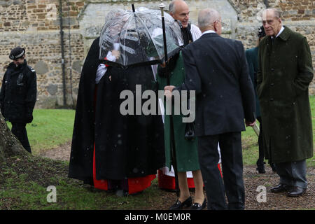 Schloss Steigende, Norfolk, Großbritannien. 21 Jan, 2018. Als Königin Elizabeth II. in die falsche Richtung auf dem Weg zu ihrem Auto, Prinz Philip, Herzog von Edinburgh. Königin Elizabeth II. und Prinz Philip, Herzog von Edinburgh, die Teilnahme an der St. Laurentius Kirche Sonntag Morgen, im Castle Rising, Norfolk, Großbritannien. 21.01.2018 Quelle: Paul Marriott/Alamy leben Nachrichten Stockfoto