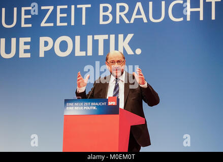 Bonn, Deutschland. 21 Jan, 2018. Deutsche Sozialdemokratische Partei (SPD) Vorsitzender Martin Schulz liefert eine Rede während eines speziellen Kongress der Sozialdemokratischen Partei Deutschlands (SPD) in Bonn, Deutschland, Jan. 21, 2018. Delegierte aus Deutschlands Mitte-links-sozialdemokratischen Partei am Sonntag zugunsten der formellen Koalitionsverhandlungen mit Bundeskanzlerin Angela Merkel gestimmt - LED-konservativen Union. Credit: Yuan Shuai/Xinhua/Alamy leben Nachrichten Stockfoto