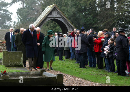 Schloss Steigende, Norfolk, Großbritannien. 21 Jan, 2018. Massen von Gönner grüße Königin Elizabeth II. und Prinz Philip, Herzog von Edinburgh, die Teilnahme an der St. Laurentius Kirche Sonntag Morgen, im Castle Rising, Norfolk, Großbritannien. 21.01.2018 Quelle: Paul Marriott/Alamy leben Nachrichten Stockfoto