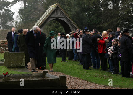 Schloss Steigende, Norfolk, Großbritannien. 21 Jan, 2018. Königin Elizabeth II. geht neben Herrn Howard (dunkles Fell) mit Prinz Philip, Herzog von Edinburgh, hinter, die Teilnahme an der St. Laurentius Kirche Sonntag Morgen, im Castle Rising, Norfolk, Großbritannien. 21.01.2018 Quelle: Paul Marriott/Alamy leben Nachrichten Stockfoto