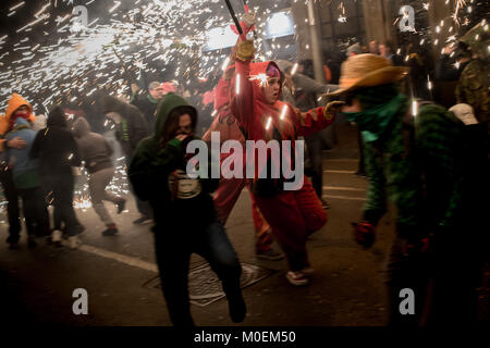 Barcelona, Katalonien, Spanien. 21 Jan, 2018. In Barcelona ein Teufel läuft inmitten der Pyrotechnik während einer Correfoc (runfire) für Lokale in der Nachbarschaft festival Festes de Sant Antoni. Correfocs, einer alten Tradition, in der Menschen als Teufel blow up Böller und Leuchtraketen gekleidet, Teil in vielen lokalen Festivals von Katalonien. Credit: Jordi Boixareu/ZUMA Draht/Alamy leben Nachrichten Stockfoto