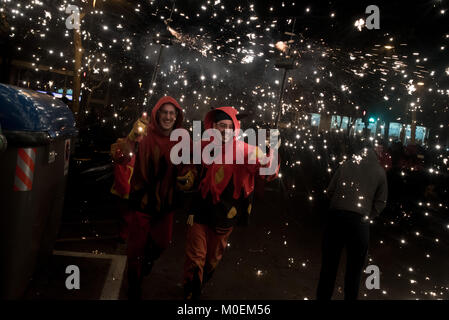 Barcelona, Katalonien, Spanien. 21 Jan, 2018. In Barcelona Teufel laufen inmitten der Pyrotechnik während einer Correfoc (runfire) für Lokale in der Nachbarschaft festival Festes de Sant Antoni. Correfocs, einer alten Tradition, in der Menschen als Teufel blow up Böller und Leuchtraketen gekleidet, Teil in vielen lokalen Festivals von Katalonien. Credit: Jordi Boixareu/ZUMA Draht/Alamy leben Nachrichten Stockfoto