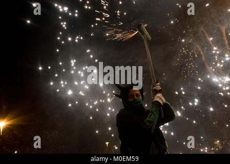 Barcelona, Spanien. 21 Jan, 2018. In Barcelona ein Teufel läuft inmitten der Pyrotechnik während einer Correfoc (runfire) für Lokale in der Nachbarschaft festival Festes de Sant Antoni. Correfocs, einer alten Tradition, in der Menschen als Teufel blow up Böller und Leuchtraketen gekleidet, Teil in vielen lokalen Festivals von Katalonien. Credit: Jordi Boixareu/Alamy leben Nachrichten Stockfoto