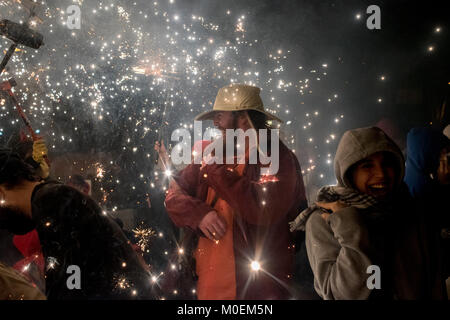 Barcelona, Spanien. 21 Jan, 2018. In Barcelona Nachtschwärmer genießen Sie inmitten der Pyrotechnik während einer Correfoc (runfire) für Lokale in der Nachbarschaft festival Festes de Sant Antoni. Correfocs, einer alten Tradition, in der Menschen als Teufel blow up Böller und Leuchtraketen gekleidet, Teil in vielen lokalen Festivals von Katalonien. Credit: Jordi Boixareu/Alamy leben Nachrichten Stockfoto