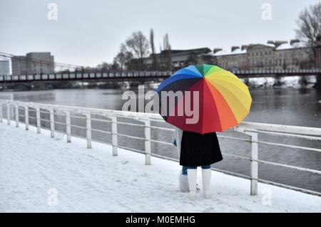 Glasgow, UK. 21 Jan, 2018. Ein helles Dach leuchtet auf verschneite Szene durch den Fluss Clyde Credit: Tony Clerkson/Alamy leben Nachrichten Stockfoto