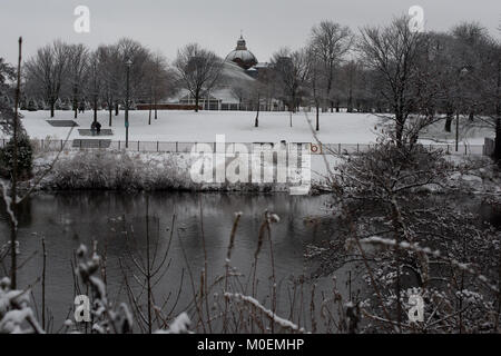 Glasgow, UK. 21 Jan, 2018. In schneereichen Winter Gardens Glasgow Green über den Fluss Clyde Credit: Tony Clerkson/Alamy leben Nachrichten Stockfoto