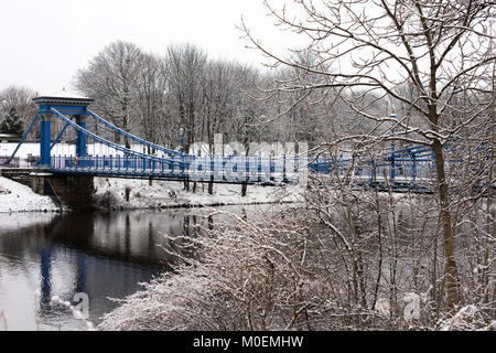 Glasgow, UK. 21 Jan, 2018. Eine verschneite St. Andrew's Suspension Bridge Crossing von der Gorbals auf Glasgow Green Credit: Tony Clerkson/Alamy leben Nachrichten Stockfoto