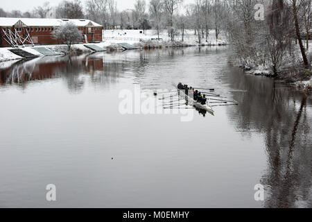 Glasgow, UK. 21 Jan, 2018. Rowers trotzen dem Frost auf den Fluss Clyde in Glasgow's Gorbals Kredit zu trainieren: Tony Clerkson/Alamy leben Nachrichten Stockfoto