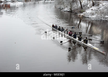 Glasgow, UK. 21 Jan, 2018. Rowers trotzen dem Frost auf den Fluss Clyde in Glasgow's Gorbals Kredit zu trainieren: Tony Clerkson/Alamy leben Nachrichten Stockfoto