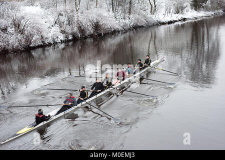 Glasgow, UK. 21 Jan, 2018. Rowers trotzen dem Frost auf den Fluss Clyde in Glasgow's Gorbals Kredit zu trainieren: Tony Clerkson/Alamy leben Nachrichten Stockfoto