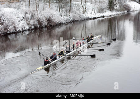 Glasgow, UK. 21 Jan, 2018. Rowers trotzen dem Frost auf den Fluss Clyde in Glasgow's Gorbals Kredit zu trainieren: Tony Clerkson/Alamy leben Nachrichten Stockfoto