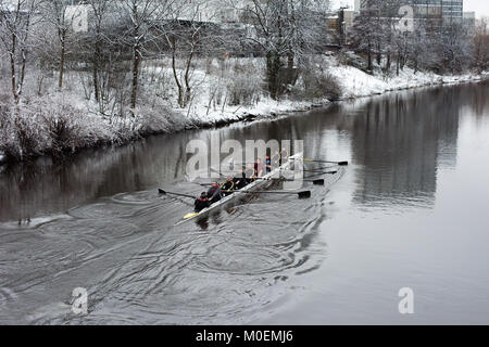 Glasgow, UK. 21 Jan, 2018. Rowers trotzen dem Frost auf den Fluss Clyde in Glasgow's Gorbals Kredit zu trainieren: Tony Clerkson/Alamy leben Nachrichten Stockfoto