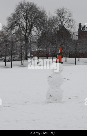 Glasgow, UK. 21 Jan, 2018. Ein Schneemann mit einem Verkehr Kegel auf der headin Glasgow Green Credit: Tony Clerkson/Alamy leben Nachrichten Stockfoto