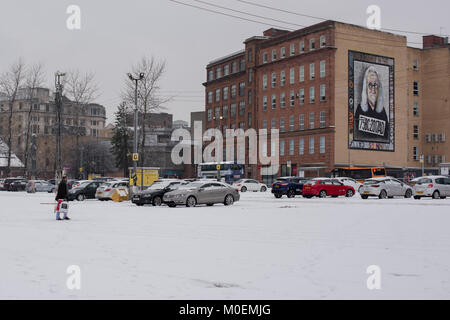 Glasgow, UK. 21 Jan, 2018. Ein shopper Wanderungen durch verschneite Glasgow City Centre Parkplatz unter den Augen von Billy Connolly Credit: Tony Clerkson/Alamy leben Nachrichten Stockfoto