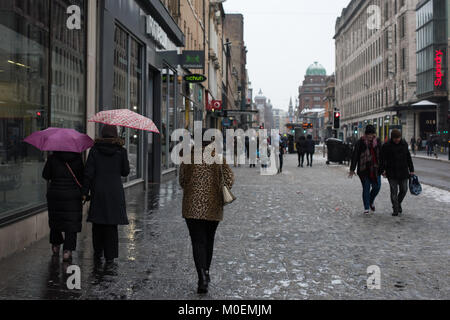 Glasgow, UK. 21 Jan, 2018. Käufer mutig die Elemente im Stadtzentrum von Glasgow Credit: Tony Clerkson/Alamy leben Nachrichten Stockfoto