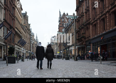 Glasgow, UK. 21 Jan, 2018. Käufer mutig die Elemente im Stadtzentrum von Glasgow Credit: Tony Clerkson/Alamy leben Nachrichten Stockfoto