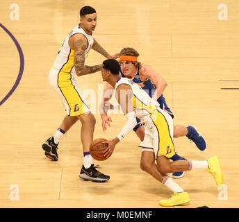 Los Angeles, CA, USA. 21 Jan, 2018. Los Angeles Lakers Schutz Jordanien Clarkson (6) gehen, um New York Knicks guard Ron Baker (31) während der New York Knicks vs Los Angeles Lakers an Staples Center am 21. Januar 2018. (Foto durch Jevone Moore) Credit: Csm/Alamy leben Nachrichten Stockfoto