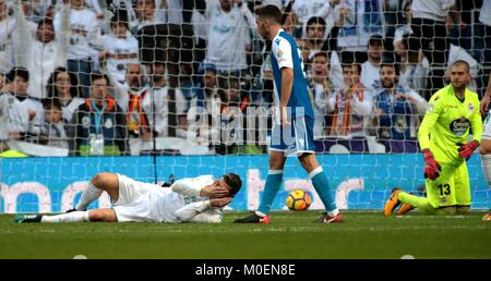 Madrid, Spanien. 21 Jan, 2018. Von Real Madrid Cristiano Ronaldo (Unten) erhält während eines Spanischen Liga Match zwischen Real Madrid und Deportivo de la Coruña in Madrid, Spanien, Jan. 21, 2018 verletzt. Real Madrid gewann 7-1. Credit: Juan Carlos/Xinhua/Alamy leben Nachrichten Stockfoto