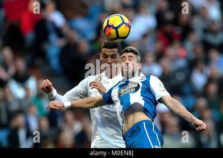 Madrid, Spanien. 21 Jan, 2018. Von Real Madrid Cristiano Ronaldo (L) Mias mit La Coruna von Luisinho während der spanischen Liga Match zwischen Real Madrid und Deportivo de la Coruña in Madrid, Spanien, Jan. 21, 2018. Real Madrid gewann 7-1. Credit: Juan Carlos/Xinhua/Alamy leben Nachrichten Stockfoto