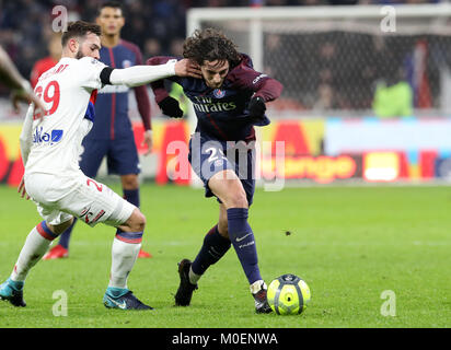 Lyon. 21 Jan, 2018. Lucas Tousart (L) von Lyon konkurriert mit Adrian Rabiot aus Paris Saint-Germain während des Spiels zwischen Paris Saint-Germain und Lyon der französischen Ligue 1 Saison 2017-2018 22 Runden in Lyon, Frankreich am 21.01.2018. Lyon gewann 2-1. Credit: Olivier Farin/Xinhua/Alamy leben Nachrichten Stockfoto