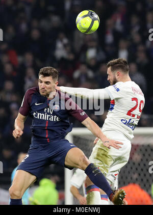 Lyon. 21 Jan, 2018. Lucas Tousart (R) von Lyon konkurriert mit Thomas Meunier von Paris Saint-Germain während des Spiels zwischen Paris Saint-Germain und Lyon der französischen Ligue 1 Saison 2017-2018 22 Runden in Lyon, Frankreich am 21.01.2018. Lyon gewann 2-1. Credit: Olivier Farin/Xinhua/Alamy leben Nachrichten Stockfoto