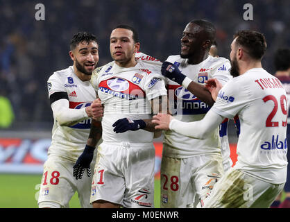 Lyon. 21 Jan, 2018. Memphis Depay (2 L) aus Lyon feiert sein Ziel mit Teamkollegen, während dem Spiel zwischen Paris Saint-Germain und Lyon der französischen Ligue 1 Saison 2017-2018 22 Runden in Lyon, Frankreich am 21.01.2018. Lyon gewann 2-1. Credit: Olivier Farin/Xinhua/Alamy leben Nachrichten Stockfoto