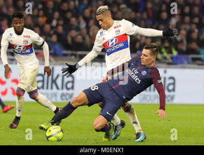 Lyon. 21 Jan, 2018. Mariano Diaz (oben) von Lyon konkurriert mit Giovani Lo Celso aus Paris Saint-Germain während des Spiels zwischen Paris Saint-Germain und Lyon der französischen Ligue 1 Saison 2017-2018 22 Runden in Lyon, Frankreich am 21.01.2018. Lyon gewann 2-1. Credit: Olivier Farin/Xinhua/Alamy leben Nachrichten Stockfoto