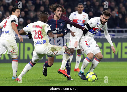 Lyon. 21 Jan, 2018. Adrian Rabiot (C) von Paris Saint-Germain konkurriert während des Spiels zwischen Paris Saint-Germain und Lyon der französischen Ligue 1 Saison 2017-2018 22 Runden in Lyon, Frankreich am 21.01.2018. Lyon gewann 2-1. Credit: Olivier Farin/Xinhua/Alamy leben Nachrichten Stockfoto