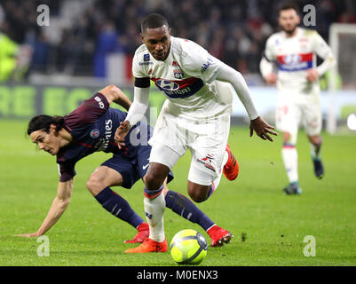 Lyon. 21 Jan, 2018. Marcelo (R) von Lyon konkurriert mit Edinson Cavani aus Paris Saint-Germain während des Spiels zwischen Paris Saint-Germain und Lyon der französischen Ligue 1 Saison 2017-2018 22 Runden in Lyon, Frankreich am 21.01.2018. Lyon gewann 2-1. Credit: Olivier Farin/Xinhua/Alamy leben Nachrichten Stockfoto