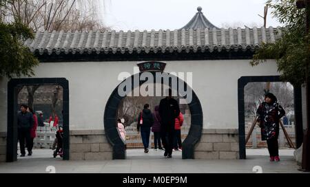 Jinan, Jinan, China. 21 Jan, 2018. Jinan, CHINA - 21. Januar 2018: Nebel umhüllt die Daming Lake Scenic Area in Jinan, der ostchinesischen Provinz Shandong. Credit: SIPA Asien/ZUMA Draht/Alamy leben Nachrichten Stockfoto