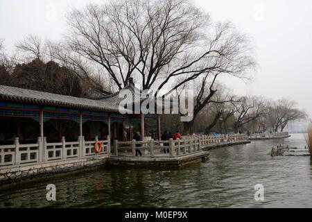 Jinan, Jinan, China. 21 Jan, 2018. Jinan, CHINA - 21. Januar 2018: Nebel umhüllt die Daming Lake Scenic Area in Jinan, der ostchinesischen Provinz Shandong. Credit: SIPA Asien/ZUMA Draht/Alamy leben Nachrichten Stockfoto