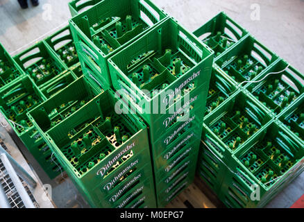 Schwerin, Deutschland. 16 Jan, 2018. Bier Kisten aus Kunststoff sind in der Produktion der Firma Schoeller-Allibert in Schwerin, Deutschland, 16. Januar 2018 gestapelt. Der Kunststoffverarbeiter hat über 250 Mitarbeiter und macht einen jährlichen Gewinn von rund 80 Millionen Euro. Sie produzieren Behälter für Getränke sowie Transportkisten für die Automobilindustrie, Handel und Landwirtschaft. Credit: Jens Büttner/dpa-Zentralbild/dpa/Alamy leben Nachrichten Stockfoto