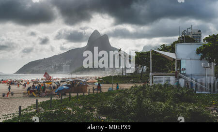 Dramatische Wolken mit Blick auf Ipanema, Rio de Janeiro, Brasilien. Frischen Atlantischen Regenwald Vegetation in Portugiesisch, bekannt als Osklen Stockfoto