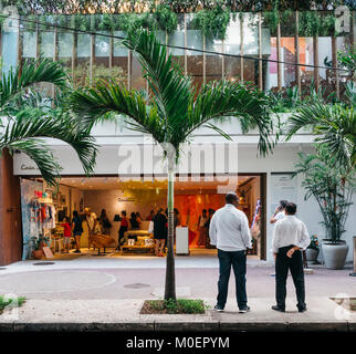 Ipanema, Rio de Janeiro, Brasilien Shop Verkauf Frauen Kleidung einschließlich Handtaschen und havaina Sandalen Stockfoto