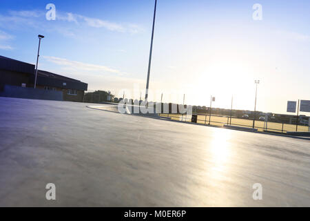 Öffentlichen Skatepark in Harwich, Essex. Für Fahrräder, Motorroller und Skateboards. Beton. Stockfoto
