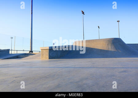 Öffentlichen Skatepark in Harwich, Essex. Für Fahrräder, Motorroller und Skateboards. Beton. Stockfoto