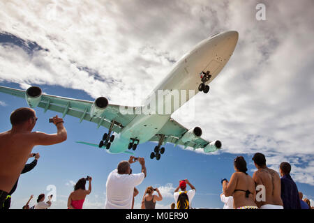 Sint Maarten, unabhängig von den Niederlanden seit 2010. Philipsburg. Strand in der Nähe der Flughafen. Ein Flugzeug landen DC-10, Air France. Stockfoto