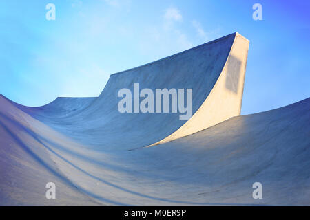 Outdoor Skatepark mit blauem Himmel und grauer Beton in Harwich, Essex, Großbritannien Stockfoto