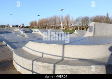 Öffentlichen Skatepark in Harwich, Essex. Für Fahrräder, Motorroller und Skateboards Beton. Stockfoto