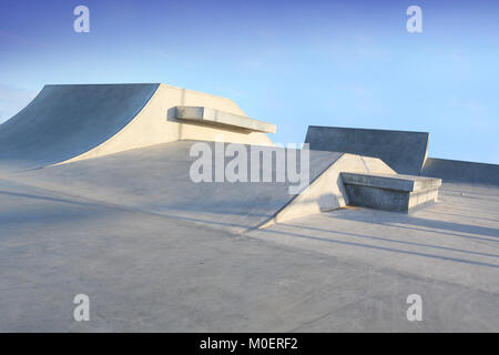 Outdoor Skatepark mit blauem Himmel und Grau concerete in Harwich, Essex, Großbritannien Stockfoto