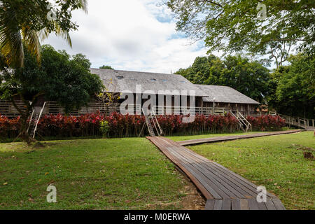 Iban Langhaus. Traditionelle Holzhäuser in der Kuching, Sarawak Kultur Dorf. Borneo, Malaysia Stockfoto