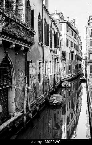 Schmalen, alten und romantischen venezianischen Kanäle. Venedig, Italien. Schwarz-weiß-Bild. Stockfoto