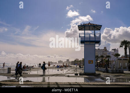 LARNACA, ZYPERN - Januar 5, 2018: Menschen auf finikoudes Beach im Januar die Sonne genießen. LARNACA, 5. Januar 2018 Stockfoto