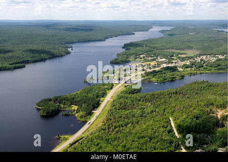 Dies ist eine Luftaufnahme des Latchford Damm, zwischen Bay Lake und die Montreal River Stockfoto