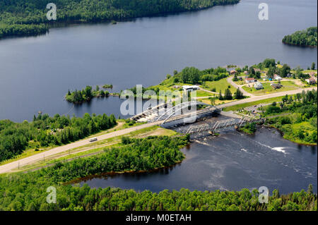 Dies ist eine Luftaufnahme des Latchford Damm, zwischen Bay Lake und die Montreal River Stockfoto