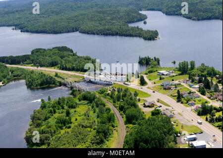 Dies ist eine Luftaufnahme des Latchford Damm, zwischen Bay Lake und die Montreal River Stockfoto